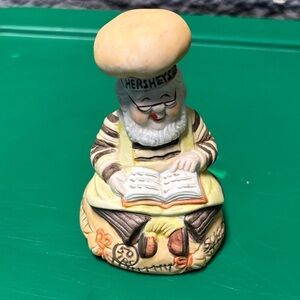 Hershey's Chef Reading Sculpture – Cream and Brown Decorative Home Accent